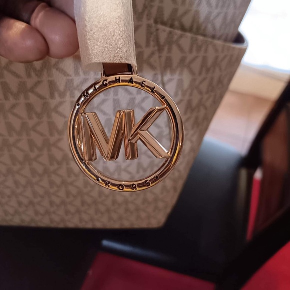 Brand new Michael kors purse never has been used - Picture 1 of 7